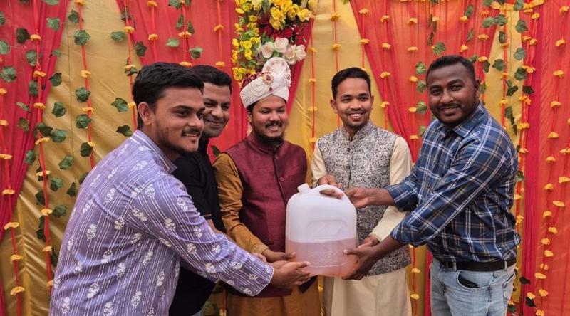 বিয়ের অনুষ্ঠানে বরকে ৫ লিটার অকটেন উপহার