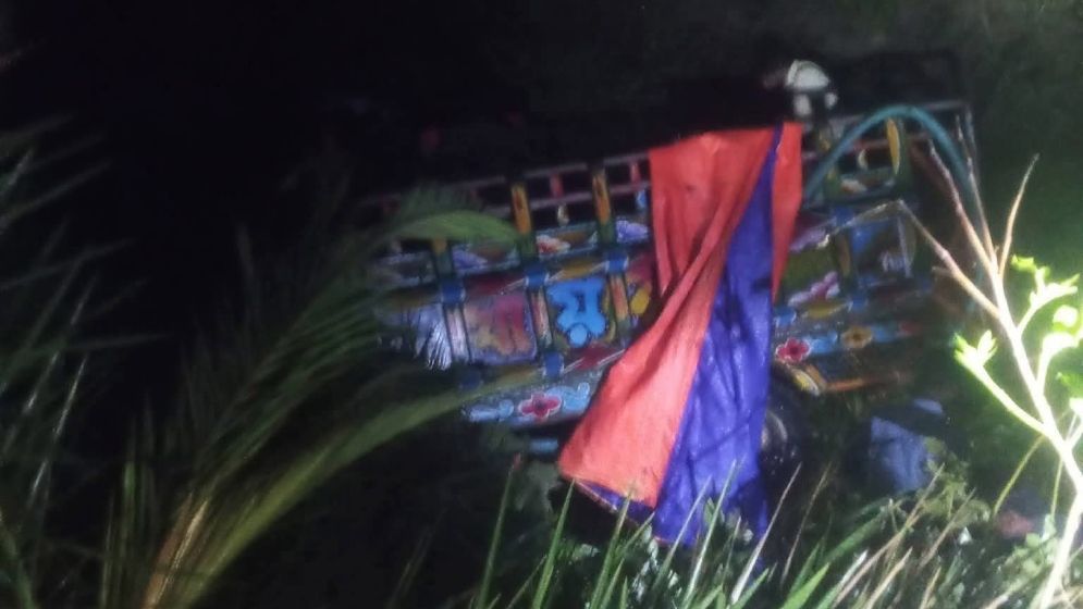 ঈদের আনন্দযাত্রায় ভটভটি উলটে পড়ল পুকুরে, নিহত ১