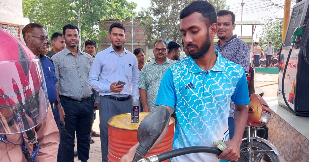 মোটরসাইকেলের বৈধ কাগজ না থাকায় মিলছে না জ্বালানি তেল