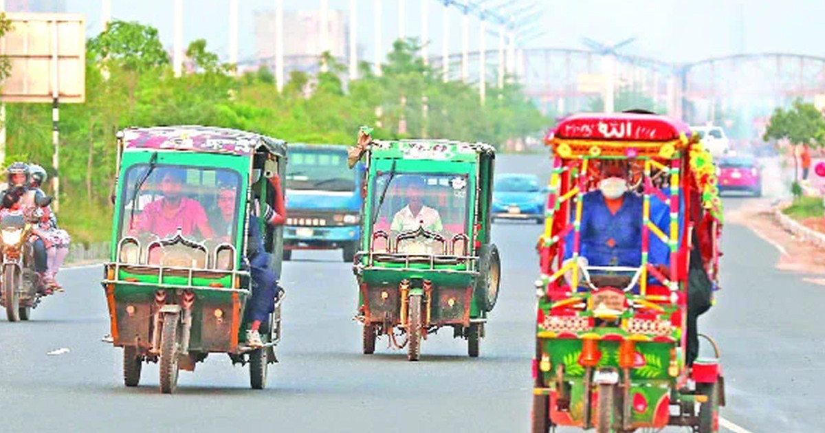 ৩০০ ফিট এক্সপ্রেসওয়ে এখন ডেথ ট্র্যাক ► গতির উন্মাদনায় হামেশা মৃত্যু ► নিষিদ্ধ সড়কে অটোরিকশার দাপট ► গভীর রাতে বিপজ্জনক রেসিং