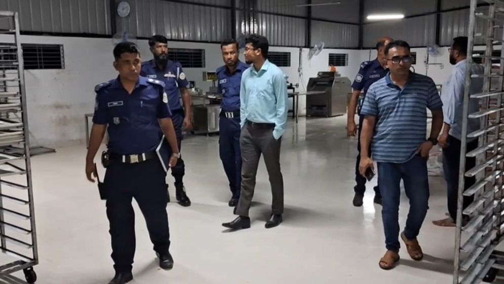 দুই কারখানা থেকে ৬ হাজার লিটার তেল জব্দ, জরিমানার পর ম্যাজিস্ট্রেটকে বাধা