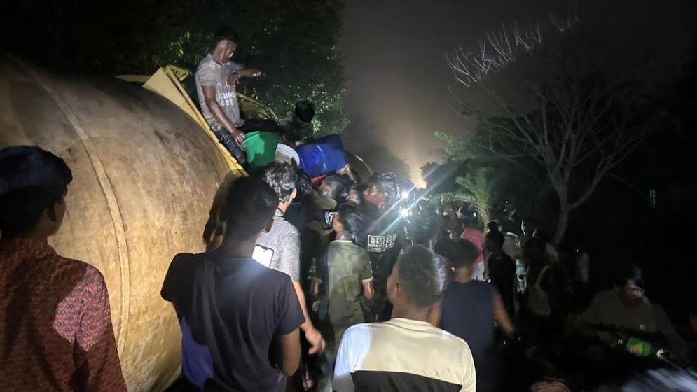 মাধবপুরে তেলবাহী ট্রেন লাইনচ্যুত, তেল লুটপাটে স্থানীয়দের ভিড়