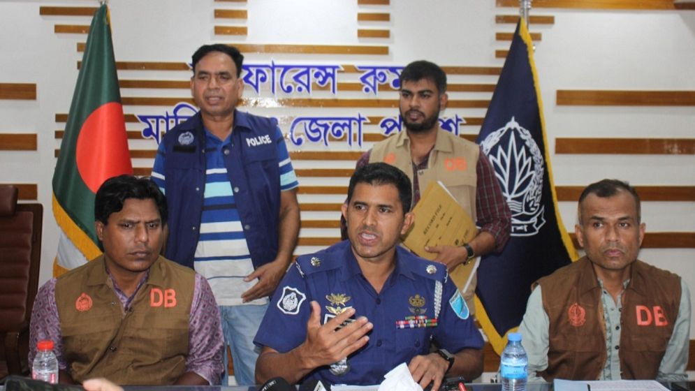 দুটি বড় ডাকাতির রহস্য উদঘাটন করল ডিবি, গ্রেফতার ৮