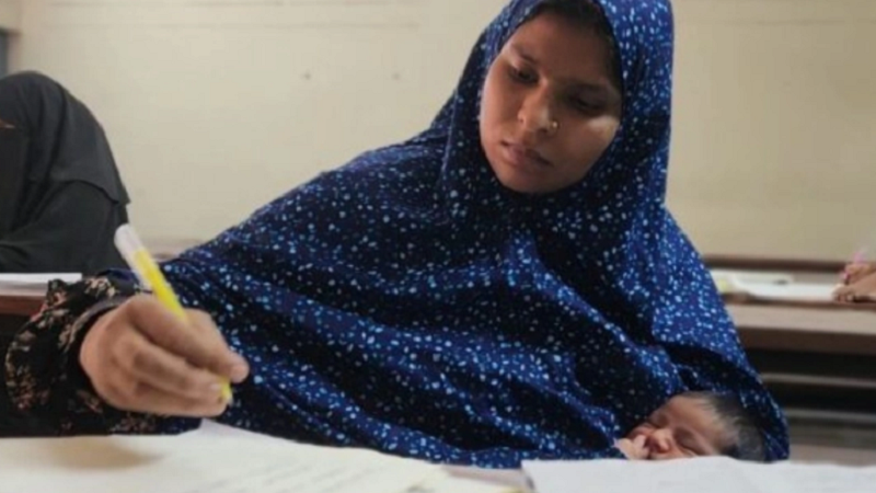 নবজাতককে কোলে নিয়েই পরীক্ষায় বসে মাতৃত্ব ও শিক্ষার এক অনন্য দৃষ্টান্ত স্থাপন করেছেন দুই নারী