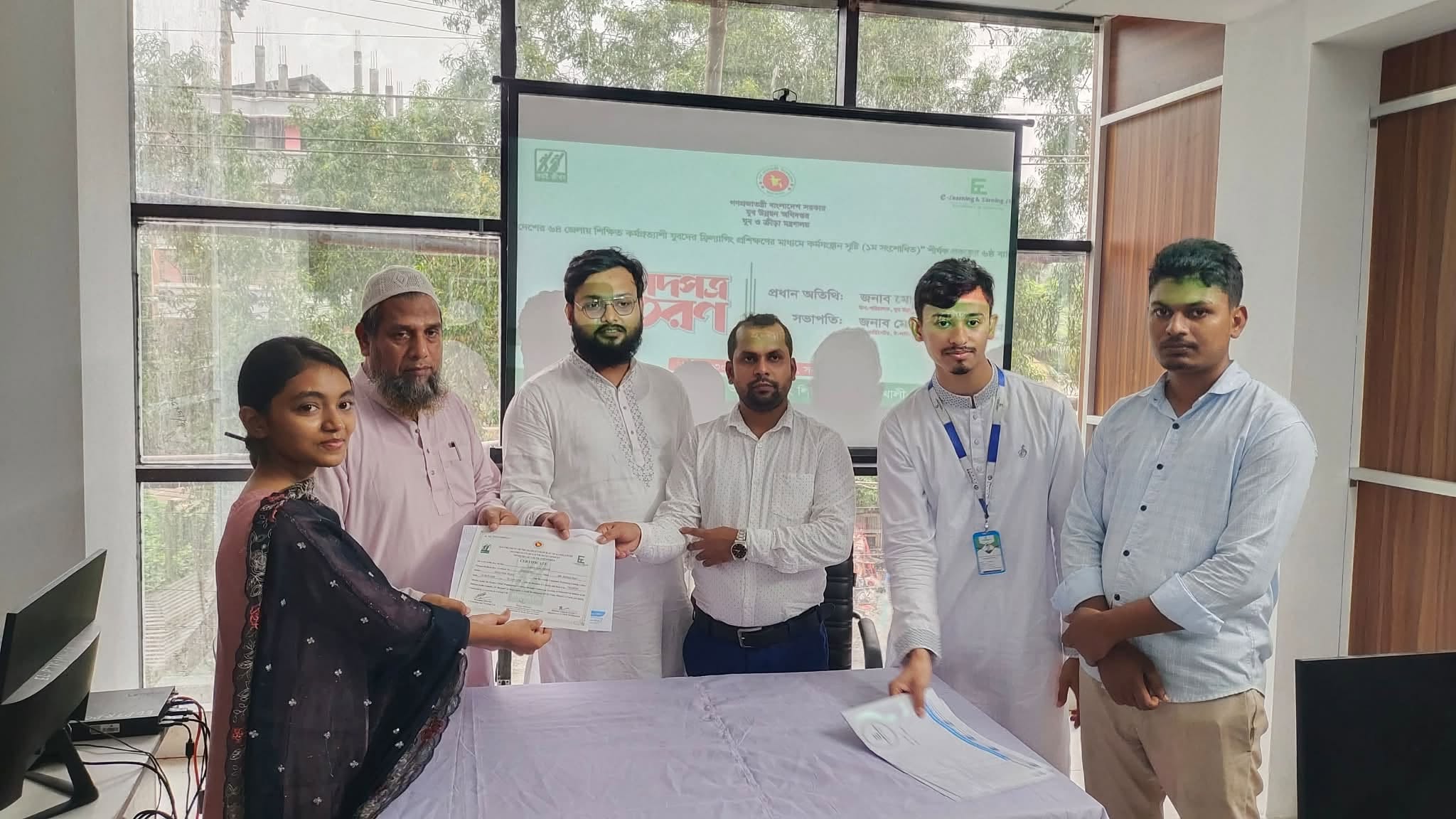 ই-লার্নিং অ্যান্ড আর্নিং লিমিটেডের প্রশিক্ষণার্থীদের সনদপত্র বিতরণ ও বিদায় সংবর্ধনা অনুষ্ঠিত
