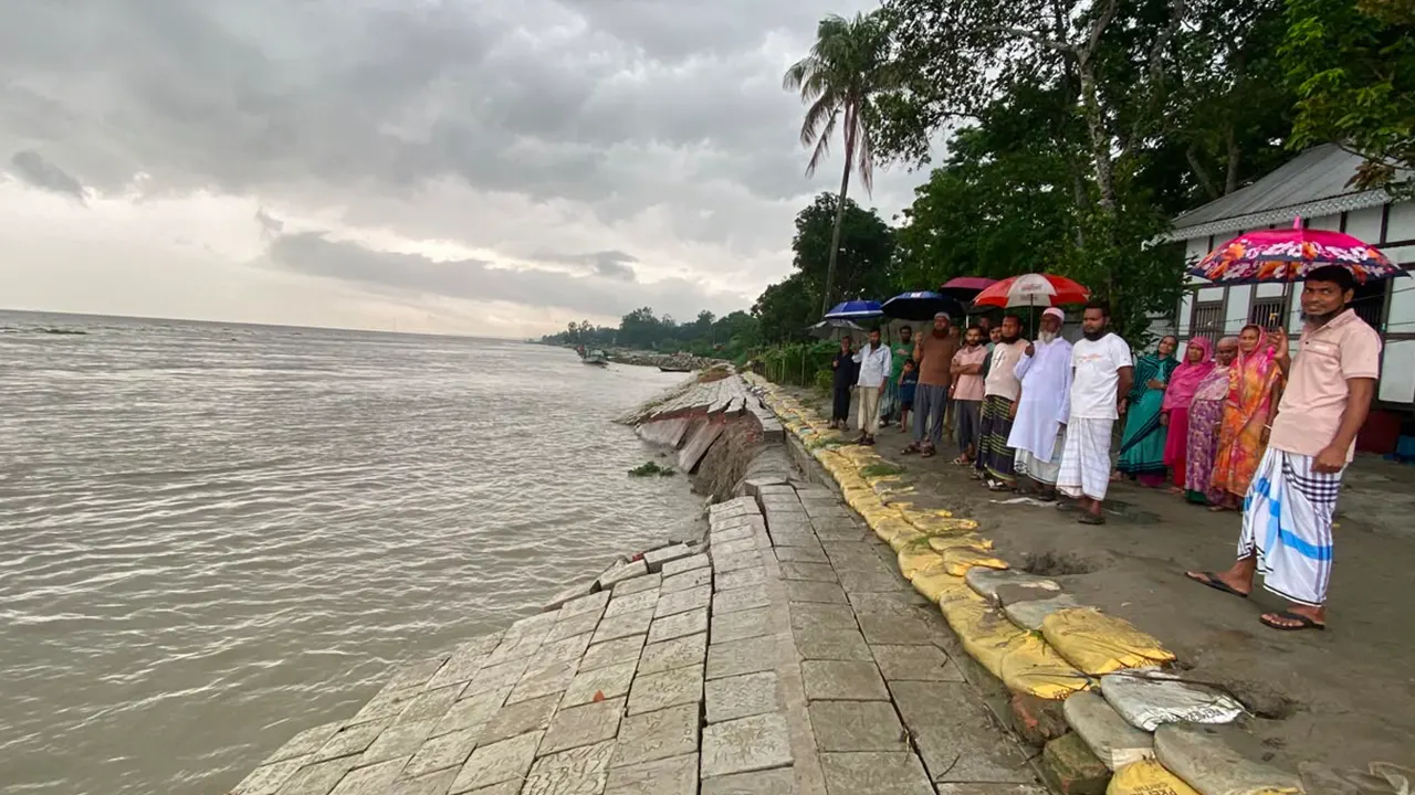৫২৭ কোটি টাকার স্থায়ী বাঁধে দেড় মাসেই ধস