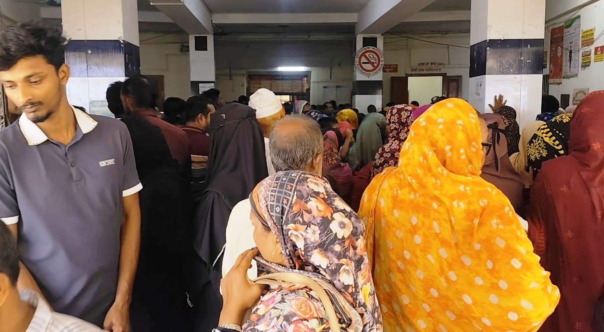 সাতক্ষীরা সদর হাসপাতালে রোগীর ঢল, বেড সংকট; দুপুর পর্যন্ত উঠেনি পতাকা