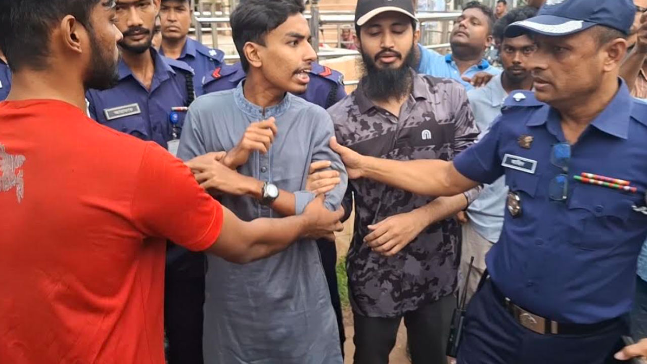 হবিগঞ্জে মিছিলের প্রস্তুতিকালে বৈষম্যবিরোধী ছাত্র আন্দোলনের মাহদীসহ আ’ ট’ ক ৩